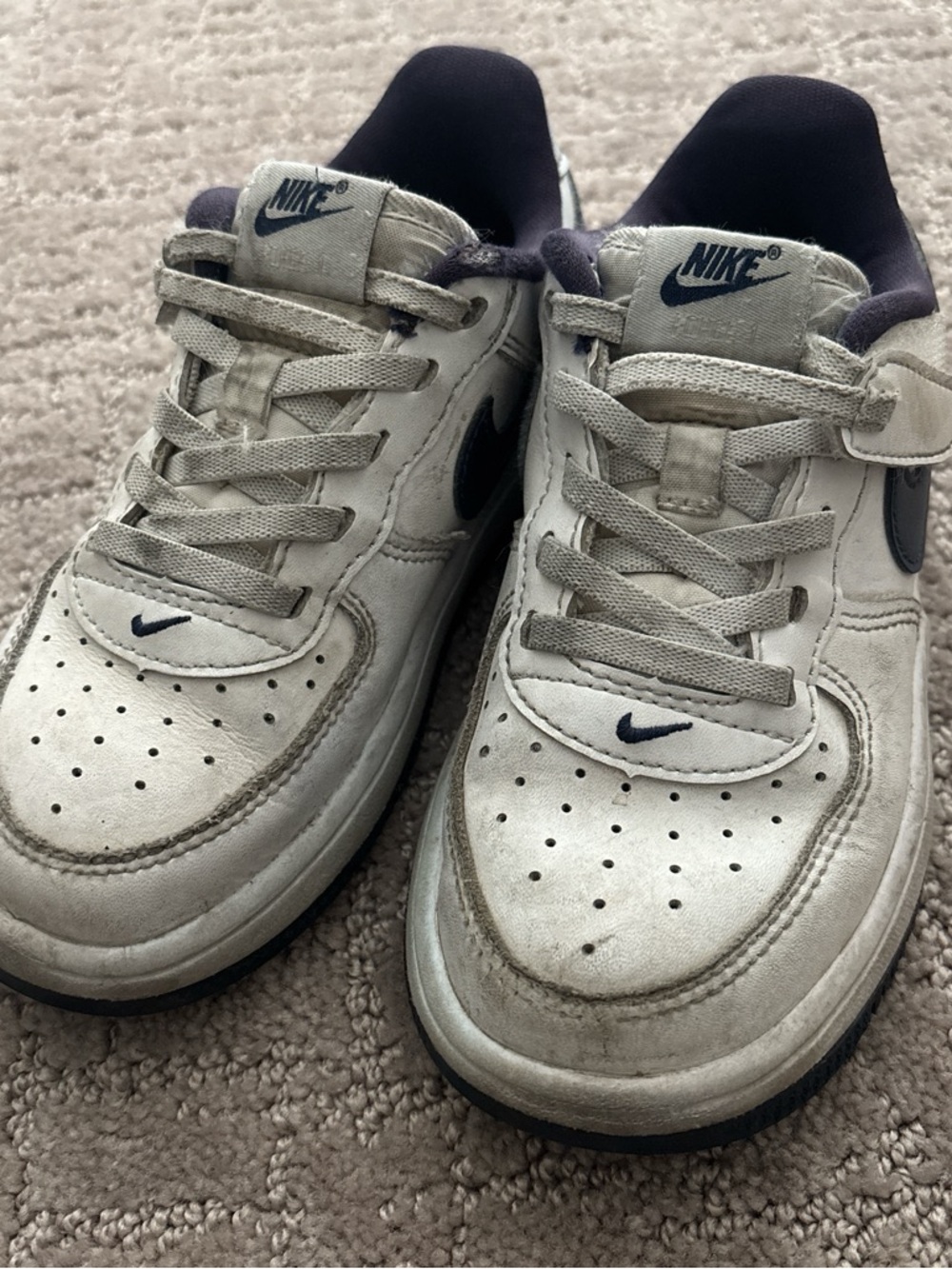 Nike Kids White and Navy Low-Top Sneakers with Hook-and-Loop Strap